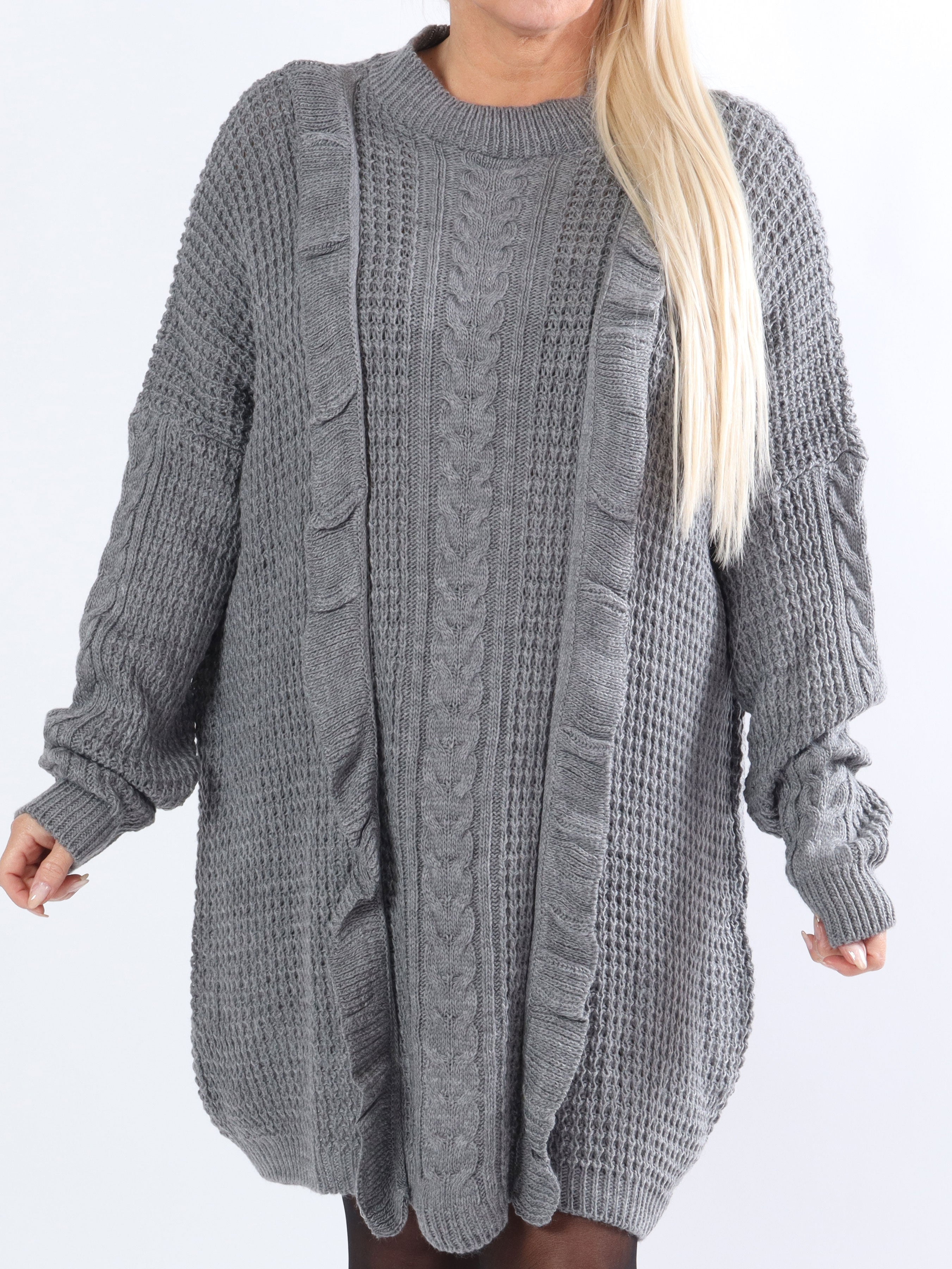 Lalisa - Plus size stickad klänning med kabelstickning och volanger